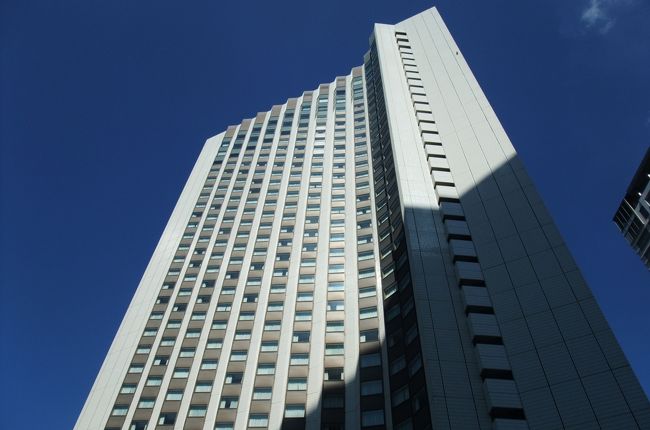 去年までプールや海が苦手だった我が子。<br />しかしながら今年の沖縄旅行で、すっかりプール好きになりました。<br /><br />せっかくなのでもう一度どこかでプール遊びをしたいし、<br />私たちも楽しみたい、ということで子供用プールのあるANAインターコンチネンタル東京に<br />泊まる事にしました。<br /><br />プール利用は9月19日まで。<br />そしてプール利用は基本有料だけど、クラブルーム宿泊者は無料。<br />なので ANA SFC会員向けプランのクラブルームを予約。<br />2名(+幼児ベッドなし)で34,000円(税込)で即決です。<br /><br /><br />今年最後のプールをいっぱい楽しみ、同時にクラブラウンジを楽しみました。<br />