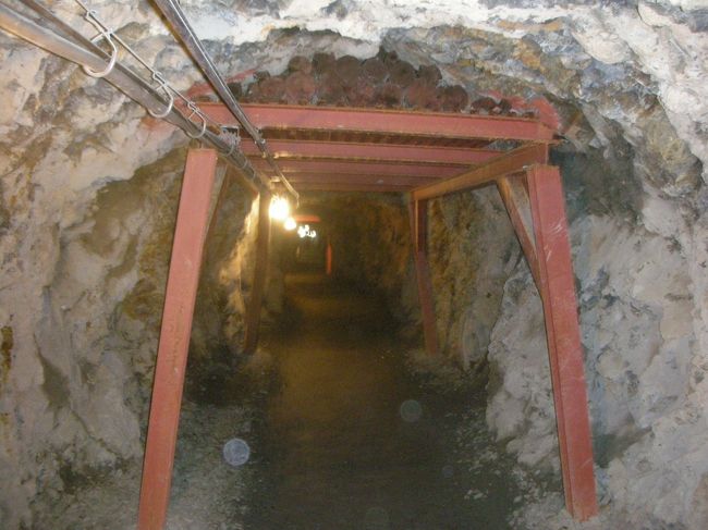真田十万石祭りを楽しんだ後、近くに位置する市内に有ります像山地下壕に見学したいと思います。<br />太平洋戦争末期に、本土決戦最後の拠点として大本営などを此処に移転しようと極秘に進め構築したもので有ります。昭和19年11月11日午前11時。翌20年8月15日の終戦の日までの9ケ月の間当時のお金で約2億円、延べ人数300万人。これだけ聞いても当時の日本の状況下での作業です。<br />過酷さは言葉では簡単には言い表せません。<br />以前にこの壕の存在を聞いておりましたが一度も寄ることは有りませんでした。<br />今回のツーリングで松代町に訪れせっかくのチャンスです。<br />ご案内いたします。