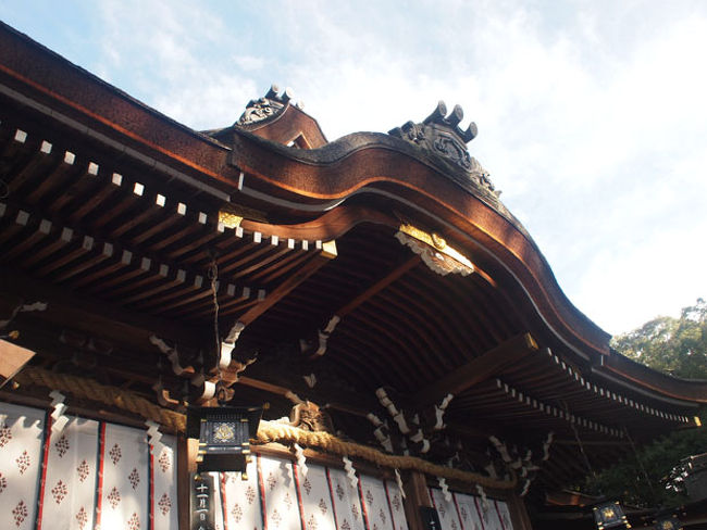 天理の石上神社から三輪駅までの約15kmの道程を数多くある御陵、寺、神社、環濠集落などを見学しながら、歩きました。<br />週日だったので、それ程の人出ではありませんでしたが、小学校や中学校の遠足で賑わっていました。でも、殆どの人が歩くことが目的なのか、あまり御陵へ寄り道する人は少なかったです。歴史の宝庫ですから、興味のある方にはとても面白いと思います。<br />友人が海石榴市（つばいち）は余り興味がないというので、4時をまわった大神神社で今回の散策は終了にしました。<br />今回利用した近鉄の山之辺の道散策割引切符は、難波駅から天理の往復が1090円というものでした。かなりお徳な切符でした。