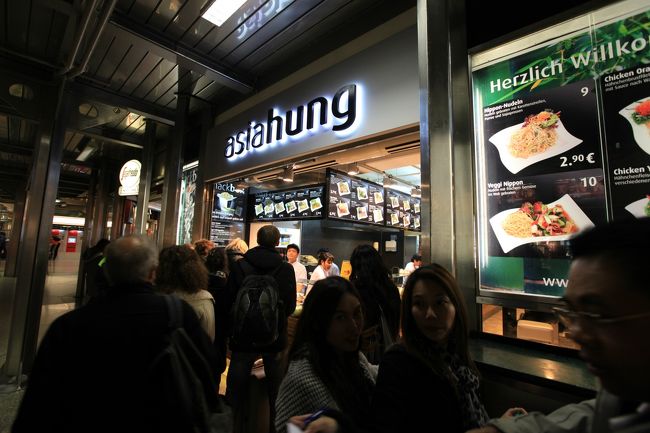 欧州旅行１０日目はミュンヘンに滞在中です。<br /><br />何度かミュンヘン駅の構内を歩いていて気になったお店があったので、思い切って一度食べてみることにしました。<br /><br />一つ目はニッポンヌードルと書かれた焼きそばみたいなもの、もう一つはお寿司の売店にあった巻き寿司です。<br /><br /><br />■■□□■■ ヨーロッパ旅行 2011 〜ダイジェスト版〜 ■■□□■■<br />http://4travel.jp/traveler/minikuma/album/10611562/ <br />