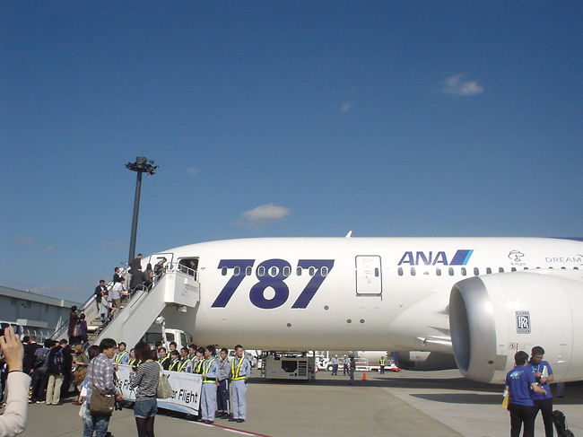 ANA　ボーイング787の世界初！<br />就航記念チャーター便で行く香港1泊2日搭乗記<br /><br />２０１１年１０月２６日、<br />ボーイング７８７の初営業飛行として<br />成田から香港へ就航しました。<br /><br />７８７の応募には、１万２０００件ありましたが、<br />抽選で選ばれるのはたった１００人。<br /><br />なんと、そのうちの一人になっちゃいました！