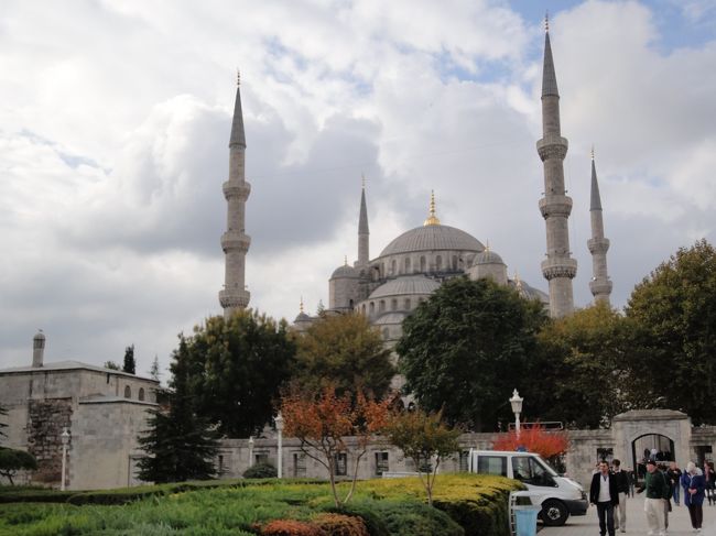 さあ、今日からはいよいよイスタンブール観光の始まりです！<br />今日の予定はブルーモスク・アヤソフィア・地下宮殿の観光、そしてケーブルカーに乗ったりトラムに乗ったりと大忙しです。