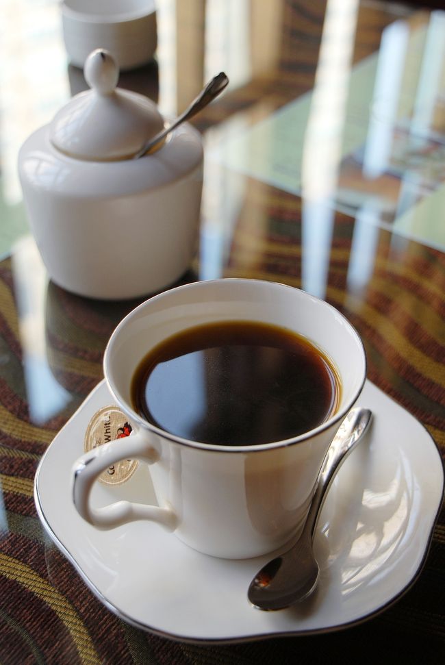 10月15日の続き。<br />ぶらり喀什の第3集です。<br /><br />おいしい抓飯(ポロ)を戴いた後、一旦ホテルへ戻る前に、職人街(庫木代爾瓦扎路)などを散歩しながら郵便局まで行き、用事を済ませた後で、途中で見つけたカフェでお茶して行く事にしました。<br />人民西路に、大きくて立派なファミレスのような、本格的な珈琲屋があるのですが、「喀什で珈琲?」と思っていると、韓さんが一度入っ蛸とが有り、一寸高いけど好印象だった‥と言う事で、ここでゆっくりしてから戻る事にしました。<br /><br />夕飯は、またまた爺ぃの旧友達との聚餐会らしいのですが、こまはちょっと見に行きたい所(高台民居)があるので、別行動を選びました(その様子は第4集にて♪)。