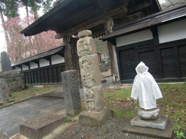 2010(H22)年、春。母と二人で角館の桜見物に出かけました。<br /><br />東北の春は東京に比べて少し肌寒かったかな。<br /><br />夜行バスに乗って、早朝に到着。駅から歩いて10分程のところに朝から開いているお風呂やさんがあったので朝風呂して。<br /><br />いざ町歩き開始です(^^)