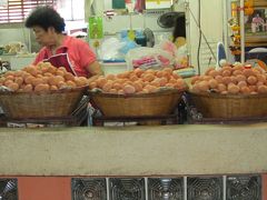 まだ食料も豊富な、バンコク市内　サムヤーン市場　　　１０月３０日　卵もあります！