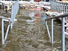 バンコク洪水情報①　冠水した王宮周辺の船着き場と閉鎖されたピンクラオ橋