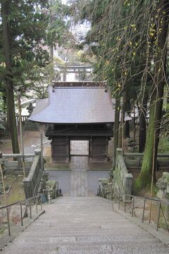 2011秋、紅葉に少し早かった飯田(5/10)：10月30日(5)：大宮諏訪神社(3)：楠神社、大宮諏訪神社・本殿、石垣と石段、夫婦杉