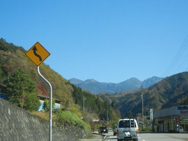 晩秋の新穂高・上高地を満喫する旅に<br />１泊２日でマイカーで行ってきました♪<br /><br />１日目<br />新穂高ロープウェイ<br />平湯温泉　安房館泊<br /><br />２日目<br />上高地 せせらぎ街道<br /><br />天気は晴れのち雨っていう感じ♪<br />相も変わらずたくさん食べてきましたよ（笑）<br /><br />写真が多くなってしまったので<br />①では新穂高ロープウェイの途中までです