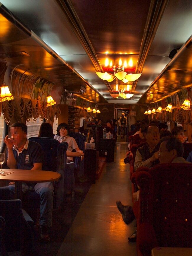 いつかは参加したかったワイン列車の日帰りツアー。<br /><br />ソウル駅内のトラベルセンターで聞くと<br />空席があったので申し込んだ。<br /><br />通常は毎週火、土の出発でワインコリアの見学と薬草市場の見学のようだが、<br />今回は紅葉特別号で慶尚北道金泉市にある仏教寺院直指寺（チッチサ）に立ち寄った。<br /><br />写真はワイン列車車内