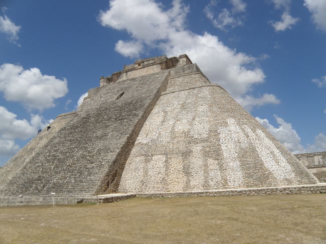 2011.GW　メキシコで遺跡を堪能してきました！<br />以前から興味津々だったメキシコで色んな遺跡を見て、ついでにカンクンでちょことだけリゾートして、楽しんできました～。<br /><br />＜日程＞<br />1日目　成田→カンクン<br />2日目　トゥルム遺跡観光＆カンクンフリー<br />3日目　チチェンイツァ＆エクバラム遺跡観光＋メリダ散策<br />4日目　ウシュマル＆カバー遺跡観光＋カンペチェ散策<br />5日目　カラクムル遺跡観光<br />6日目　パレンケ＆ラベンタ遺跡観光<br />7日目　ソチカルコ遺跡観光＋タスコ＆クエルナバカ散策<br />8日目　テオティワカン遺跡＋メキシコシティ観光<br />9～10日目　メキシコシティ→成田<br /><br />https://blogs.yahoo.co.jp/alice_in_fireland/64703062.html<br /><br /><br />