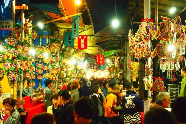 例年11月の酉の日に、熊手を売る市の立つ、酉の市。<br />今年の一の酉である11月2日に、浅草の鷲神社へ行って来ました。