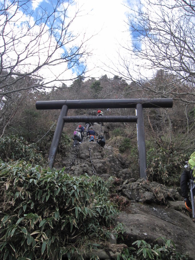 日本百名山の石鎚山は、西日本で一番高く<br />山岳信仰（修験道）の山として知られて…いることを身を以て体験してきました。<br /><br />( ；∀；)こ、こここ怖かったよ〜〜<br /><br /><br />でも、頂上で食べたおにぎりは最高に美味しかったです！！<br /><br />これだから登山はやめられない(笑)<br /><br />※未だに翌日は筋肉痛ですが・・