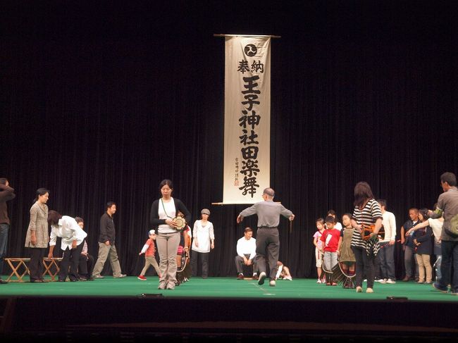 2011年 文化の日 全国田楽祭に招かれて<br /><br /> 王子田楽一行は京都 宇治へと。。<br /><br />フラッシュ無しの撮影でお見苦しい点お許しください<br /><br />全国田楽祭 <br />http://kokubunsai-kyoto2011.jp/sanka/shusai/author/author33efc/post-45.html<br /><br />宇治田楽 公式サイト<br />http://www.wao.or.jp/dengaku/<br />王子田楽 全て<br />http://www2.ocn.ne.jp/~sasara/ha-index.html <br />