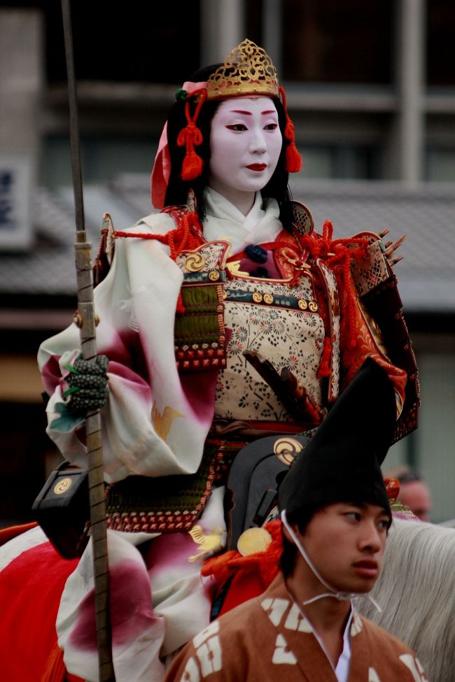 京都三大祭の一つ、時代祭りを見に行ってきました。<br />10月22日に行われる予定が、天候不順のため23日に順延となりました。<br />衣装やお化粧がとっても綺麗で素敵だった〜<br />歴史のお勉強にもなった（かな？）<br /><br />写真は「平安時代婦人列」の巴御前さんです。美しいね〜