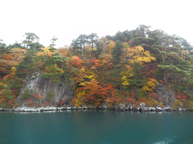 以前からずっと紅葉の時期に行きたかった白神山地と十和田湖・奥入瀬に2011年行きました。<br /><br />休屋から子ノ口まで遊覧船で渡りました。船上からみる十和田湖の紅葉もまた素晴らしかったです。<br /><br />
