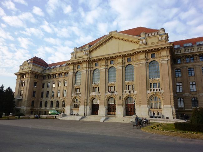 ハンガリー第２の都市で、学園都市でもあるデブレツェンへ念願かなって行ってきました。第２の都市とは思えない感じですが、通っているハンガリー語の語学学校の本校『デブレツェン大学』があるので、一度訪れてみたいと思っていました。