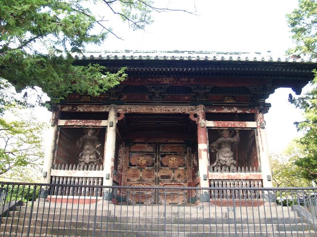 　東京都港区芝公園3にある増上寺有章院霊廟二天門は有章院(７代将軍、徳川家継(宝永6 年（1709年）〜享保元年（1716年）))の有章院霊廟に8代将軍徳川吉宗が享保 2年（1717年）に建立したもので、日光の東照宮に劣らぬといわれるほどの豪華なものであったが、昭和20年（1945年）の東京大空襲によりこの二天門を残して焼失した。<br />　現在では東京プリンスホテルの駐車場端に建っている。国指定重要文化財である。<br />（表紙写真は有章院霊廟二天門）