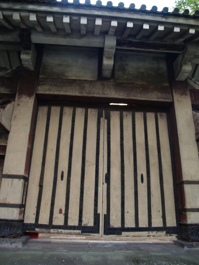 東京都港区芝公園3にある増上寺・御成門は増上寺の裏門であったが、将軍が参詣する際にこの裏門がもっぱら用いられたので、御成門と呼ばれるようになった。<br /> もともと御成門交差点にあったが、明治25年(1882年)に東京市区改正計画に基づいて現在では日比谷通りと呼ばれる道路が新設された際に、現在の東京プリンスホテルの駐車場脇に移転した。<br /> 増上寺の表門である大門のように背の高い白塗りの門である。しかし、鏡柱の根元が金属飾りもろとも腐りかかっている。高麗門であるが、そこここの切妻屋根の裾に8つの飾り瓦が上がっている。浪の飾り瓦であるが、3種類の意匠があるようだ。中には、左右対称に見える浪の飾り瓦もある。これまでの浪の飾り瓦は左右非対称に作られ、左右で対称になる場合ばかりであった。しかし、左右2つある鏡柱と控え柱の間の切妻屋根にそれぞれ2つずつの裾に上がる4つの飾り瓦のうち、一番外側の2つの浪の飾り瓦だけを左右対称にしているようだ。鏡柱間の切妻屋根に上がる浪の飾り瓦は表側の左右と裏側の左右がそれぞれ対称になるようにしてあり、表側と裏側とで浪の意匠を変えている。なるほど、裏門とはいえ、徳川家、それも将軍が用いる門であるだけのことはある。飾り瓦さえも個っている。<br />(表紙写真は増上寺・御成門)