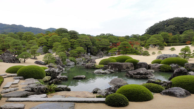 庭園日本一の足立美術館に行ってきました。<br />庭園の魅力もさることながら、日本画の展示も見事でした。<br />庭園の撮影は可能ですが、絵画の撮影は不可となっています。<br />横山大観の「紅葉」はみごとな迫力でしたが、<br />写真が取れないので、ここで説明できないのが残念です。