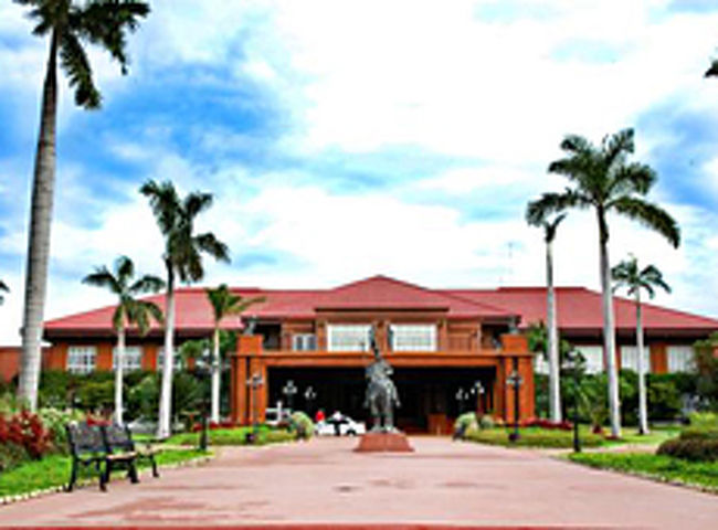 フィリピン最北西端の北イロコス州のラオッグ市にある<br /><br />フィリピンでは珍しい地方の５星ホテルフォートイロカンディア<br /><br />は、歴史と豪華さを誇るホテルです。<br /><br />敷地は広大でこの近く出身のマルコス前大統領が愛用した<br /><br />ゴルフコースもあります。