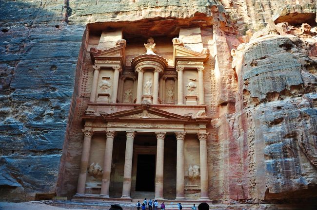 ペトラ遺跡(Petra)は、ヨルダンの首都アンマンから190kmほど南の山岳地帯にある遺跡です。<br />紀元前後にアラビア系遊牧民のナバテア王国の首都として、また通商の中継地として繁栄しました。<br />しかし、その後海路の発達により衰退し、7世紀には歴史から完全に消えてしまいました。<br /><br />砂に埋もれたこの遺跡が発見されたのは19世紀になってからです。<br />それまではベドウィン人の商人だけに知られる秘密の場所でした。<br />そんな神秘的なぺトラ遺跡に行ってきました。<br /><br />感想は「ふぅ~ん。これかぁ~」・・・・でした。<br />いやぁ~立派ですよ、凄いですよ。<br />でも、私が遺跡に興味があまりないのと写真やテレビで見た「まんまやん」だったからでしょうか。<br />感激~とまではいかなかったと言うのが正直な感想です。<br /><br />きっと色のせいも大きいと思います。<br />天候は晴れて爽やかで暑くもなし寒くもなしというちょうどいいお天気でしたがぺトラ遺跡で有名なエルハズネは谷合の開けた場所にあるので真夏のガンガンに暑い時期でないと日差しが弱く色が映えないのでしょうか。<br />真夏はヨルダンのうだる暑さで体力が付いていきません。<br /><br />ローズ色に輝くまぶしいぺトラを期待し過ぎたのでしょうか・・・・<br />世界の絶景を色々見てるので贅沢になってしまったのでしょうか・・・・<br /><br />いえいえ、勉強不足でぺトラ遺跡の偉大さが分ってなかったと思います(^^ゞ<br /><br />ぺトラ遺跡で日本の20歳の男の子と出会いました。<br />彼は来年3月に帰国予定でただ今世界1周旅行中。<br />アジアを周りヨルダン入り、この後トルコに行きヨーロッパに行くそうです。<br />ヨーロッパからはNY,西海岸とアメリカ横断後帰国するそうです。<br />息子より若い彼、当然母親の様な気持ちで心配になりヨーロッパの情報はないと言うのでホテルに呼んでパリの資料を渡しました。<br />風邪など引かず元気に旅してるのでしょうか・・・・<br /><br />ところでこの日からヨルダンでは1時間戻ります。<br />ワーエルが昨日ドライブの時にその話をしてたのですが昨日はロングドライブで私も疲れておりいい加減に聞いてましたが1時間の時差がある事は分かりました。<br />食事の時にその話を思い出したのでホテルの方にその話をして12時に時計を合わせず今合わせたいから何時?と聞いたら1時間進んだ時間を教えてくれました。<br /><br />そして翌朝、ウェイクアップコールを5時にお願いしたのに電話が鳴らず、たまたま目が覚めて時計を見たら6時。<br />慌てて用意をしてフロントで文句を言いに行ったらまだ4時でした。<br /><br />1時間進むのではなく戻るので2時間の誤差が出来たわけです。<br />ですよね・・・・<br />冬に向かう地域だからサマータイムが終わるなら1時間遅くなります。<br />自分で考えたら時間の辻褄が合わないはずですが、聞いた方が早いと思ったのが間違いでした。<br />しかしホテルの従業員も分かってないとは・・・・フロントで昨夜の話をし文句は言いました。<br /><br />その日のディナーの時フロントから何か言われたのか、自発的にか分かりませんがその彼が「昨夜はごめんね~」と言ってきました。<br />家に帰って奥さんから1時間戻る事を言われて私には逆を言った事に気が付いたそうです。<br /><br />サマータイムが終りは何月何日からという括りではなく、新月からなので毎年違うらしいのです。<br />毎年違うとはいえ、観光業ですから時間は正確に!です。<br /><br />ホテルの支配人からご利用有難うございますのお決まりの電話が夜にありました。<br />支配人も私が「ステキな滞在だったわ」とお決まりの挨拶で終わると思ったでしょうがこの件はしっかりと言わせてもらいました。<br />支配人からお目玉があったのか翌朝の彼は少し微妙な感じでした・苦笑