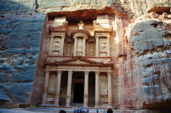 ペトラ遺跡（Petra）は、ヨルダンの首都アンマンから190kmほど南の山岳地帯にある遺跡です。<br />紀元前後にアラビア系遊牧民のナバテア王国の首都として、また通商の中継地として繁栄しました。<br />しかし、その後海路の発達により衰退し、7世紀には歴史から完全に消えてしまいました。<br /><br />砂に埋もれたこの遺跡が発見されたのは19世紀になってからです。<br />それまではベドウィン人の商人だけに知られる秘密の場所でした。<br />そんな神秘的なぺトラ遺跡に行ってきました。<br /><br />感想は「ふぅ～ん。これかぁ～」・・・・でした。<br />いやぁ～立派ですよ、凄いですよ。<br />でも、私が遺跡に興味があまりないのと写真やテレビで見た「まんまやん」だったからでしょうか。<br />感激～とまではいかなかったと言うのが正直な感想です。<br /><br />きっと色のせいも大きいと思います。<br />天候は晴れて爽やかで暑くもなし寒くもなしというちょうどいいお天気でしたがぺトラ遺跡で有名なエルハズネは谷合の開けた場所にあるので真夏のガンガンに暑い時期でないと日差しが弱く色が映えないのでしょうか。<br />真夏はヨルダンのうだる暑さで体力が付いていきません。<br /><br />ローズ色に輝くまぶしいぺトラを期待し過ぎたのでしょうか・・・・<br />世界の絶景を色々見てるので贅沢になってしまったのでしょうか・・・・<br /><br />いえいえ、勉強不足でぺトラ遺跡の偉大さが分ってなかったと思います(^^ゞ<br /><br />ぺトラ遺跡で日本の20歳の男の子と出会いました。<br />彼は来年3月に帰国予定でただ今世界1周旅行中。<br />アジアを周りヨルダン入り、この後トルコに行きヨーロッパに行くそうです。<br />ヨーロッパからはNY,西海岸とアメリカ横断後帰国するそうです。<br />息子より若い彼、当然母親の様な気持ちで心配になりヨーロッパの情報はないと言うのでホテルに呼んでパリの資料を渡しました。<br />風邪など引かず元気に旅してるのでしょうか・・・・<br /><br />ところでこの日からヨルダンでは1時間戻ります。<br />ワーエルが昨日ドライブの時にその話をしてたのですが昨日はロングドライブで私も疲れておりいい加減に聞いてましたが1時間の時差がある事は分かりました。<br />食事の時にその話を思い出したのでホテルの方にその話をして12時に時計を合わせず今合わせたいから何時？と聞いたら1時間進んだ時間を教えてくれました。<br /><br />そして翌朝、ウェイクアップコールを5時にお願いしたのに電話が鳴らず、たまたま目が覚めて時計を見たら6時。<br />慌てて用意をしてフロントで文句を言いに行ったらまだ4時でした。<br /><br />1時間進むのではなく戻るので2時間の誤差が出来たわけです。<br />ですよね・・・・<br />冬に向かう地域だからサマータイムが終わるなら1時間遅くなります。<br />自分で考えたら時間の辻褄が合わないはずですが、聞いた方が早いと思ったのが間違いでした。<br />しかしホテルの従業員も分かってないとは・・・・フロントで昨夜の話をし文句は言いました。<br /><br />その日のディナーの時フロントから何か言われたのか、自発的にか分かりませんがその彼が「昨夜はごめんね～」と言ってきました。<br />家に帰って奥さんから1時間戻る事を言われて私には逆を言った事に気が付いたそうです。<br /><br />サマータイムが終りは何月何日からという括りではなく、新月からなので毎年違うらしいのです。<br />毎年違うとはいえ、観光業ですから時間は正確に！です。<br /><br />ホテルの支配人からご利用有難うございますのお決まりの電話が夜にありました。<br />支配人も私が「ステキな滞在だったわ」とお決まりの挨拶で終わると思ったでしょうがこの件はしっかりと言わせてもらいました。<br />支配人からお目玉があったのか翌朝の彼は少し微妙な感じでした・苦笑