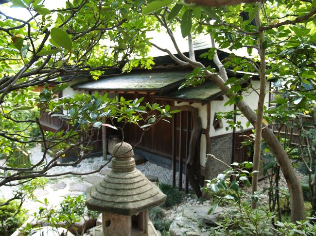 貞恭庵は幕末の悲劇的な時代を生き抜いた徳川家十四代将軍家茂公正室、皇女和宮さまゆかりの茶室である。昭和55年(1980年)に移築・改修された。建物は四畳半の2間の茶室からなる。「貞恭庵」の名前は、和宮さまの戒名「静寛院宮贈一品内親王好誉和順貞恭大姉」から付けられた。<br /> 増上寺では和宮さまの遺品と伝えられている袈裟、琴、手紙、漢詩の書掛軸などを所蔵しているという。<br /> 何よりも、増上寺・徳川将軍家墓所には、明治10年(1877年)に宮内省によって造営された青銅製の立派な宝塔が墓として建てられている。<br /> 今年の貞恭庵の公開日は11月27日(日)、12月25日(日)、時間:10:00〜16:00に予定されており、抹茶と和菓子が付いて、会費は1,000円である。他に茶雅馬茶道教室(稽古日:火曜日・日曜日)や「親子で楽しもう 第1回茶道体験教室」の参加者を募集中である。日時は11月3日(文化の日)(済)と11月23日(勤労感謝の日)、時間:10:00〜11:30、12:00〜13:30、14:00〜15:30、体験料:大人2,000円、子供1,000円となっている。<br />(表紙写真は増上寺・貞恭庵(和宮茶室))