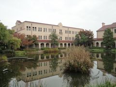 秋雨の中で賑わう大学のキャンパス