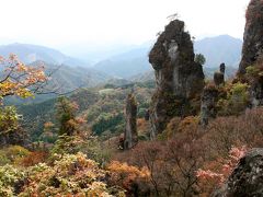 岸壁に　秋色添えし　妙義山