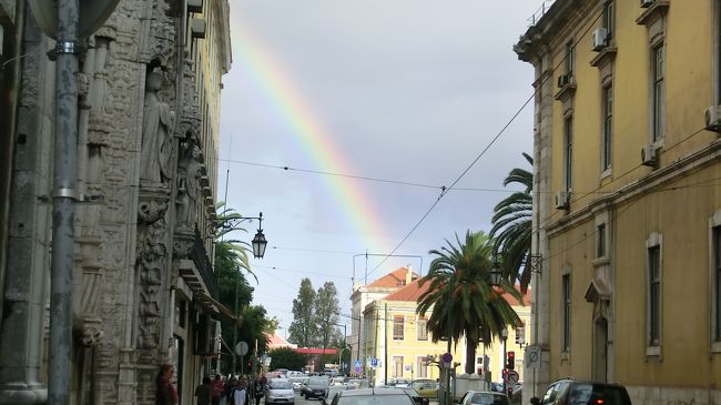 昔、Master CardのTV-CMでリスボンのとある坂道を舞台にした一編がありました。<br />今回、雨のリスボンで見た一瞬の虹もTV-CM通りの&quot;Priceless&quot;です。<br />リスボン丸々二日の中、初日はThunder Stormの中を街巡りを、二日目は雨上がりの晴天の中をベレン地区を巡りました。<br />リスボンは狭い範囲に見所満載で、とても二日間では足りません。残りは次回(いつになるかは？)です。<br /><br />*掲載の写真は周囲に迷惑が掛からないように感度を増感し必要最<br />　 小限のフラッシュ使用のため、暗かったり、微妙にブレたりして<br />　 いますm(_ _)m。<br />**旅行記中の金額は2011年11月時点です。<br />***ポルトガル語表記は字化け防止のため英数字で表記しました。