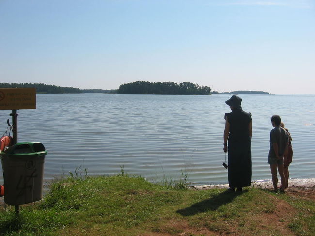 次の日は、遅くに起きて、歩いて近くの海（バルト海）に散歩に行きました。先輩の友人の家が海のすぐ側だったことをその時知りました。家は森の中にある一軒家みたいだったのですが、１０分ほど歩いて林を抜けると海岸でした。バルト海は、波もあまりなく湖みたいな海でした。その後、先輩の家へ移動し、テラスでバーベキューをしました。この家がまた、隣との境界がどこかわからないような広い庭で、本当にゆったりした時間が流れていく感じでした。