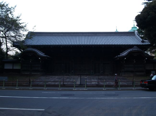 上野公園の東京国立博物館敷地内にある池田家上屋敷表門(黒門)はもともと旧丸の内大名小路(現丸の内3丁目)にあった鳥取藩(因幡・伯耆32万石)池田家江戸上屋敷の正門を移築したものである。正式には「旧因州池田屋敷表門」と言う。入母屋造屋根に、門の左右に向唐破風造の番所を設け、江戸時代末期の大名屋敷の門として最も格調が高いものとされる。明治25年(1892年)、芝高輪台町の常宮御殿の表門として移建され、のちに東宮御所として使用され、さらに高松宮家に引き継がれ、昭和26年(1951年)9月には重要文化財に指定された。その後、昭和29年(1954年)に、現在のこの場所に移築・修理されたものである。<br /> 門は土曜日・日曜日・国民の祝日、10:00〜16:00に開門される。<br />(表紙写真は池田家上屋敷表門(黒門))