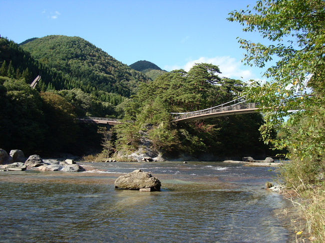 沼田市利根町の「吹割の滝」観光の続きです。<br />吹割の滝上流にある浮島周辺を観光しました。<br /><br />表紙写真は、吹割川と浮島の風景です。<br /><br />※ 2016.09.07 位置情報登録