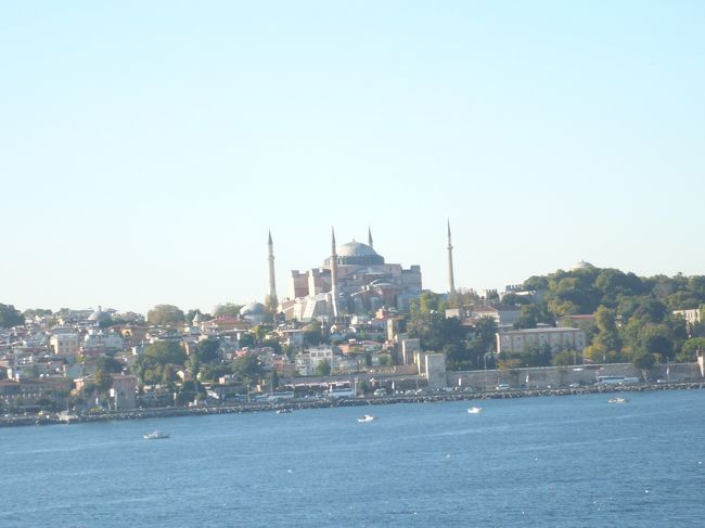 １０月５日（水）晴れ　２２℃<br /><br />イスタンブールに入港です。<br />イスタンブールは、過去に二度訪れて<br />いますが、とても魅力的な都市です。<br /><br />街の歴史は古く、紀元前７世紀までさかのぼります。<br />この頃、ギリシャのメガラからの植民が行なわれ、<br />メガラ王ビュザスの名をとって、ビュザンチオンと<br />命名されました。<br />１世紀末にはローマに支配され、２世紀末に<br />ギリシャ時代の街は破壊されました。<br />３３０年に、コンスタンティヌス皇帝は<br />ローマの首都をここに移し、その名も、<br />コンスタンティノポリスと改めました。<br />市の周囲に巨大な城壁が築かれましたが、<br />１４５３年にオスマン軍に攻略され、<br />東ローマ帝国は滅亡しました。<br />市はイスタンブールと改名され、オスマン・<br />トルコ帝国の首都となりました。<br />都市の歴史の長さと建造物の古さは、ローマと<br />ほとんど同じです。<br /><br />イスタンブールはトルコ最大の都会で、<br />世界でただひとつ、アジアとヨーロッパの<br />２つの大陸にまたがっている都市でもあります。<br />そのためか、東洋と西洋、イスラム教とキリスト教、<br />新と旧、が不思議な融和を見せているという印象を<br />受けます。<br /><br />食べ物も、日本人の口に合うようです。<br /><br />※帰国後、トルコ東部で大きな地震が<br />あり、しかも二度目の地震では、被災者支援の<br />活動を行なっていた日本人のＮＰＯ職員の<br />方が犠牲になったというニュースに接して、<br />衝撃を受けました。<br />心から、ご冥福をお祈りします。