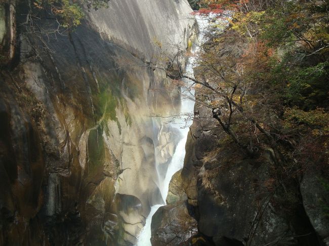昇仙峡へは以前にも来ているので今回は長潭橋〜渓谷沿いの遊歩道〜仙娥滝の全コースは止めて仙娥滝だけをゆっくりと散策してきました。<br />巨大な岩を一気に落下する様子は圧巻で名瀑百選と呼ぶにふさわしい見事な滝です。<br />週末と言う事もあって紅葉を楽しむ人々で賑わっていました。<br />水晶の産地としても名高かった昇仙峡ですので、水晶宝石博物館（無料公開中）さすがに大小様々な素晴らしい水晶を眺める事が出来ました。<br />