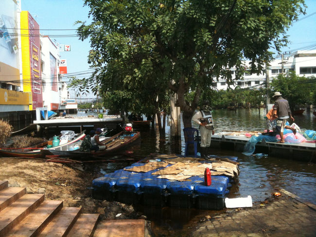 バンコクからアユタヤの工業団地へ洪水状況の視察に行った写真です。<br />車中からiPhone撮影のため、あまりクリアな画像ではありませんが…<br /><br />***バンコク洪水情報リンクをクチコミに載せました***<br />http://4travel.jp/overseas/area/asia/thailand/bangkok/tips/10209573/<br />***休業中の施設・ショッピングモール地図***<br />http://maps.google.com/maps/ms?msid=210550963008557722983.0004b0e502d21dd2b1ec3&amp;msa=0&amp;ie=UTF8&amp;t=h&amp;vpsrc=0&amp;z=10&amp;source=embed<br />***PBSチャンネルの英語ニュースで放映されたものが毎日動画配信されています。***<br />http://www3.thaipbs.or.th/flood54/preview.asp?newsid=C0001993<br /><br />***日々のバンコクの様子・洪水の状況は別ブログで書いています***<br />http://blog.goo.ne.jp/muffinsf