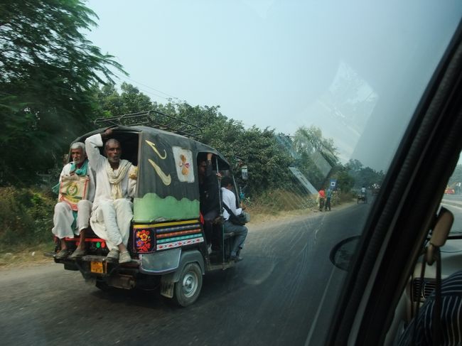 　　今回の旅行は家人と2人の手配旅行なので、現地のガイドさんとドライバーさんと<br />インドの車タタのミニセダンでまわりました。<br />　　アジアは運転のルールあるのかみたいなところが多いように<br />思いますが、インドはすごい！<br />　車線ひいてても、関係ないまったく無視。<br />少しでも早く行こうと車がそれぞれウィンカーも出さずに<br />車線変更するから余計渋滞を巻き起こします。<br />　急発進、急加速、急ブレーキ　そしてクラクションの嵐<br />日本であんなにクラクション鳴らしてたら、けんかになると思います。