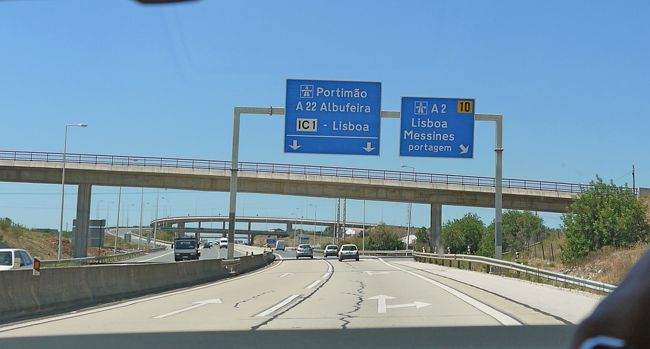 スペイン時間1216，ポルトガル時間1116にスペインポルトガル国境のGuadiana川の壮大な橋を渡りきる．1時間得した気分！！！景色は微妙にアンダルシアとは異なる．すこしずつ木々が多くなる感じ．OlhaoのSAでトイレタイム．さらにFaroをすぎ，ジャンクションを北にA2号線に入る．スペインは高速道路無料だったが，ポルトガルもA22号線は今のところ無料．A2で早々に料金所がある．IC14をすぎると33ｋｍもICがない．この途中でAlgarve地方が終わり，Alentejoに入る．高速は運転しやすく120-130ｋｍで巡航．景色の変化と程よくカーブがあり眠くならない．