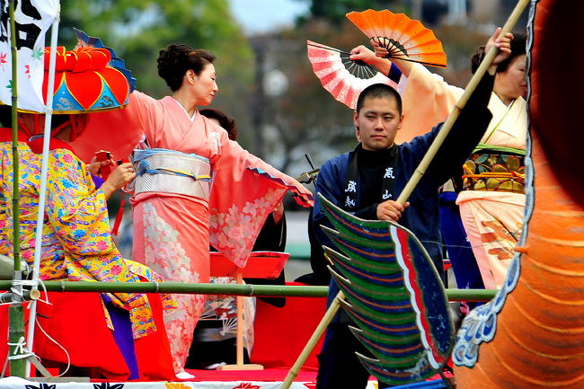 　　　　　夕霧祭<br />江戸の高尾、京の吉野と並び称された<br />大阪の名妓・夕霧太夫を偲んで墓がある清凉寺で供養祭。<br />		10:00〜追善法要、舞の奉納<br />		11:10〜本殿から三門まで太夫道中 <br />その後、太夫は同日開催の「嵐山もみじ祭」に合流します。<br />島原太夫は「嵐山もみじ祭」へと移動し、お点前や道中披露など<br />祭が一層賑わい、華やかになります<br />　　場所：清凉寺（右京区嵯峨釈迦堂）<br />　　日程：2011年11/13（日）<br />　　時間：法要：10時半〜<br />　　料金：400円（太夫道中見学は無料）。<br />        霊宝館：400円（本堂参観の場合は700円）<br />　　アクセス：市バス28「嵯峨釈迦堂」<br />                        京福「嵐山駅」から徒歩約8分、<br />                         JR「嵯峨嵐山駅」から徒歩約7分 <br />　　お問合せ：075-861-0343<br /><br />　　　　　嵐山もみじ祭<br />小倉山の紅葉を讃え、<br />嵐山一帯を守護する嵐山蔵王権現に感謝する祭です。<br />嵐山は渡月橋の上流一帯 (京都市右京区) で11月13日、<br />「嵐山もみじ祭」は、昭和22年、嵯峨風土研究会が中心に始めて以来、<br />毎年11月の第2日曜日に開催される。<br />秋の行楽シーズンに華を添えるはずが<br />紅葉はまだまだ早すぎの様子<br />第65回嵐山もみじ祭の午後の部の様子を。<br />                           （午前の部は夕霧祭にて）<br />開催日時：2011年11月13日<br />       ※舟遊び/10:30〜12:00、13:00〜15:30　※雨天中止<br />　　10:30〜　午前の部　出船<br />	(筝曲、狂言、平安管絃、いけばな、等の芸能を披露。)<br /> 　 13:30〜　 午後の部　出船<br />	（舞楽、民謡、扇流しを披露する船や、<br />		　　                          太秦映画村船などが出船。）<br />　  13:00〜14:00　 島原太夫のお手前披露（亀山公園にて）<br />　　14:30〜　　　　島原太夫道中（ホテル嵐亭前より） <br />開催場所：京都市　嵐山・渡月橋上流一帯　<br />               616-8383 京都府 京都市右京区 嵯峨中ノ島町<br />料      金：見学無料　（茶席などは有料） <br />問 合　せ：嵐山保勝会　075-861-0012　<br />主 催 者：嵐山保勝会　http://www.arashiyamahoshokai.com<br />アクセス：阪急・京福「嵐山」駅より徒歩3分、<br />               JR「嵯峨嵐山」駅より徒歩5分 