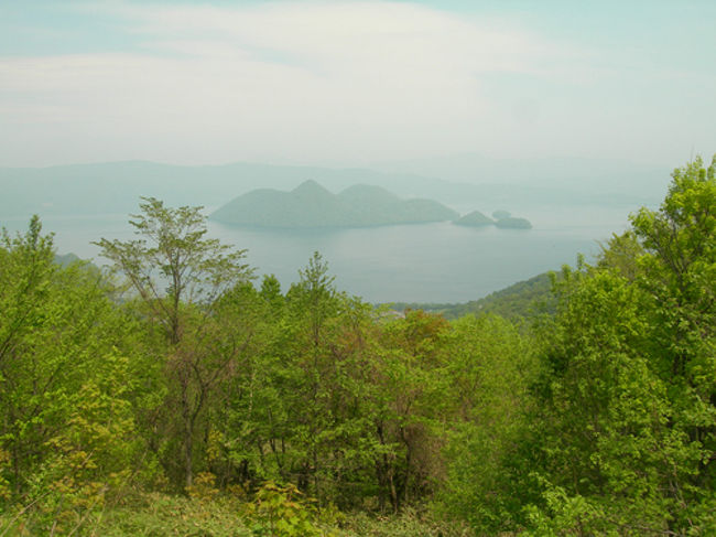 2011年9月洞爺湖の様子です〜実家方面へ法事で実家へ一泊本当はホテルか旅館へお泊りも考えていたのですが実家でお泊まり<br />実家のお風呂(一応温泉をひいてます)で温泉気分を味わいました〜<br /><br /><br />洞爺湖の街はツーディマーチが行われているとのことで、ちよっと活気があるようなちょっとお散歩をしながら洞爺湖の周りに配置かられてる彫刻を見て回りました〜<br /><br /><br /><br />☆とうや湖ぐるっと彫刻公園<br />洞爺湖の回りに配置されている彫刻を とうや湖ぐるっと彫刻公園といいます。<br />全部で58基ありますが、番号もついています。<br /><br />☆ツーディマーチとは<br />洞爺湖で毎年行われているツーディマーチ 、(洞爺湖マラソンに次いで有名になっています)見学と洞爺湖の周囲52キロの洞爺湖畔沿いを総称して「とうや湖ぐるっと彫刻公園を見て回りました<br /><br /><br /><br />