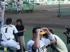 楽しんだぜ！！　２０１１　兵庫県　『阪神ＶＳ巨人アイビーシート　始球式に加藤清史郎君☆六回表終了後、アントニオ猪木氏登場♪試合は桧山選手の犠牲フライでサヨナラ勝ち♪』　ＩＮ　甲子園 