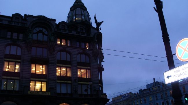 相変わらずロシア語ができない、英語は通じない。それでもなんとか旅は続く。頑張ればできる?なるべく自力で行ってみるロシア旅行。<br /><br />写真はネフスキー大通りの「シンガー社」。羽ばたく天使の像が見えます。<br /><br />ペテルゴーフの情報も加筆しておきました!