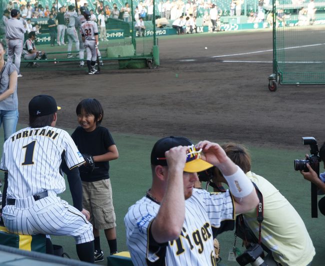 ７/１３（水）阪神ＶＳ巨人<br />年間１０試合以上は甲子園＆京セラドームに野球観戦に行きます。<br />この日は、甲子園の１塁アイビーシートで観戦しました。<br /><br />◎試合前に加藤清史郎君が登場<br />◎１塁ベンチ前に阪神の選手登場<br />◎スタンリッジ選手の月間ＭＶＰの表彰式<br />◎加藤征四郎君が忍たま乱太郎のコスプレで始球式<br />◎６回表終了後にバックネット前にアントニオ猪木氏が登場にビックリ！！<br />アントニオ猪木氏の『１．２．３．ダァー！！』<br />（普段は６回表終了後、ビジョンにアントキの猪木が登場します）<br />◎試合は、２−２の９回裏桧山選手の犠牲フライでサヨナラ勝ち♪<br />（結果）阪神３−２巨人<br /><br />この日は、ゲストが２人来て、試合も阪神が勝ち楽しめました♪