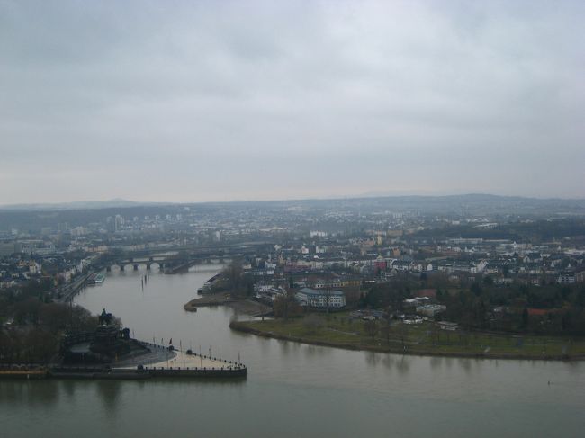 エーレンブライトシュタイン要塞からの眺めです。<br /><br />ライン川とモーゼル川の交わる場所が見られます。<br /><br />天候が悪くて残念ですが、２つの川の色をよくよく見ると違うのがはっきりとわかります。