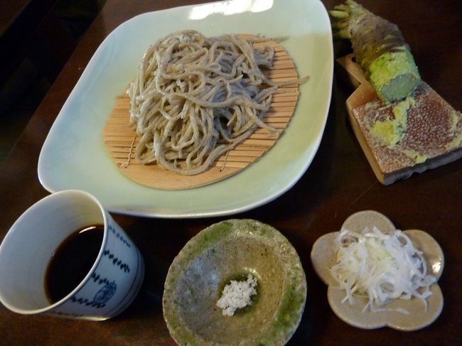 平日のお昼、夫婦で京都へぶら〜り、お出かけしました。<br /><br />お昼ご飯は、前々から行きたかったお蕎麦やさんの「かね井」。<br /><br />でも、その前に近くの「大徳寺」にも寄りました。<br /><br /><br />