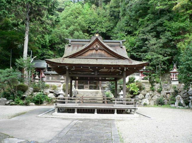 玉津岡神社の祭神は下照比賣命（したてるひめ）で古くは椋本（むくもと）神社、八王子社と呼ばれていた。 　嘉吉元年（１４４１年）の興福寺の文書には、椋本天神の名で記され、由緒を欽明天皇元年に下照比売命が兎手玉津岡に降臨し、天平三年（７３１年）に橘諸兄が下津磐根に遷座、文応元年（１２６０年）現在地に遷座したとされている。玉津岡神社も橘諸兄ゆかりの神社だ。地蔵禅院は玉津岡神社参道の脇にある曹洞宗の寺で、見晴らしの良い高台にある。　　鐘楼の横にあるしだれ桜は江戸時代享保年間に植樹されたといわれ、円山公園の先代のしだれ桜と親木が同じで、現在の円山公園のしだれ桜の叔父にあたるそうだ。　 　　　この地蔵禅院の境内からは井手町の集落から木津川、天候がよければ金剛山・葛城山・二上山などが一望できる。（写真は玉津岡神社）