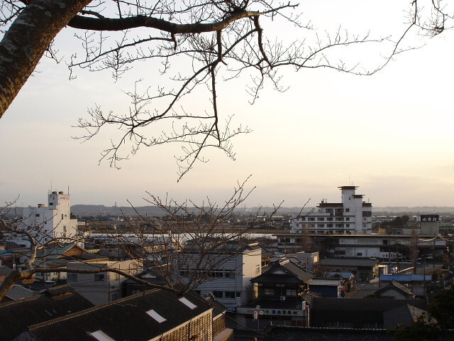 ローカルな茨城百景石碑巡りの旅で、今回は地元潮来市の稲荷山公園にある「茨城百景水郷潮来」の石碑を見てきました。<br /><br />表紙写真は、稲荷山公園から見た常陸利根川方面の風景。<br /><br />※ 2015.05.03 位置情報登録