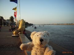 初めてのプノンペン (ベトナム・カンボジア・マレーシア・シンガポール・インドネシア 16日間の旅 その5)　トンレサップ河で記念撮影！