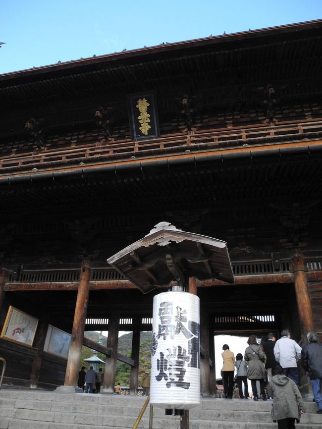 今年、5回目の善光寺参拝です。<br /><br /> 今回は、前回に比べるとそれ程、混雑してません。<br /> お昼は、まとやで食べました。<br /><br /> 過去の旅行記は、以下です。<br /><br />2011年10月 長野県善光寺 参拝してきました。<br />http://4travel.jp/traveler/kazukota/album/10612352/<br /><br />2011年06月 長野県善光寺 参拝してきました。<br />http://4travel.jp/traveler/kazukota/album/10579361/<br /><br />2011年05月 長野県善光寺 参拝してきました。<br />http://4travel.jp/traveler/kazukota/album/10570181/<br /><br />2011年02月 長野県善光寺 参拝してきました。<br />http://4travel.jp/traveler/kazukota/album/10545220/