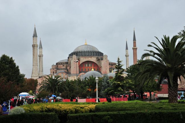 イスタンブール出張の最終日前、一日休みをとって、小雨の降る中イスタンブール市内を散策することに。<br /><br />あいにく日曜日ということもあり、グランバザールは閉まっていたものの、閑散としたグランバザールを拠点に、世界遺産に登録されているブルーモスク、建築物の中で世界傑作と言われているアヤソフィヤを歩けば、オスマントルコの往年の栄華を感じる。<br /><br />この街は歩いていて飽きない。少し疲れたらカフェに入り、観光客や地元の人の流れを見ているだけでも楽しい町だ
